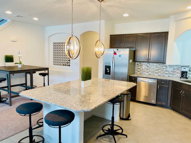 7 Beds | 3 Bath | Tri-Level gallery image 2