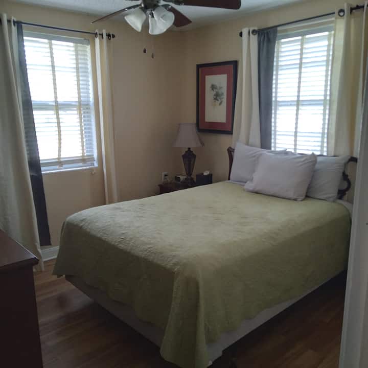 Segundo dormitorio,  mucha luz natural (cortinas oscurecedoras de la habitación incluidas) Cama de tamaño completo, mesitas de noche, tocador y escritorio