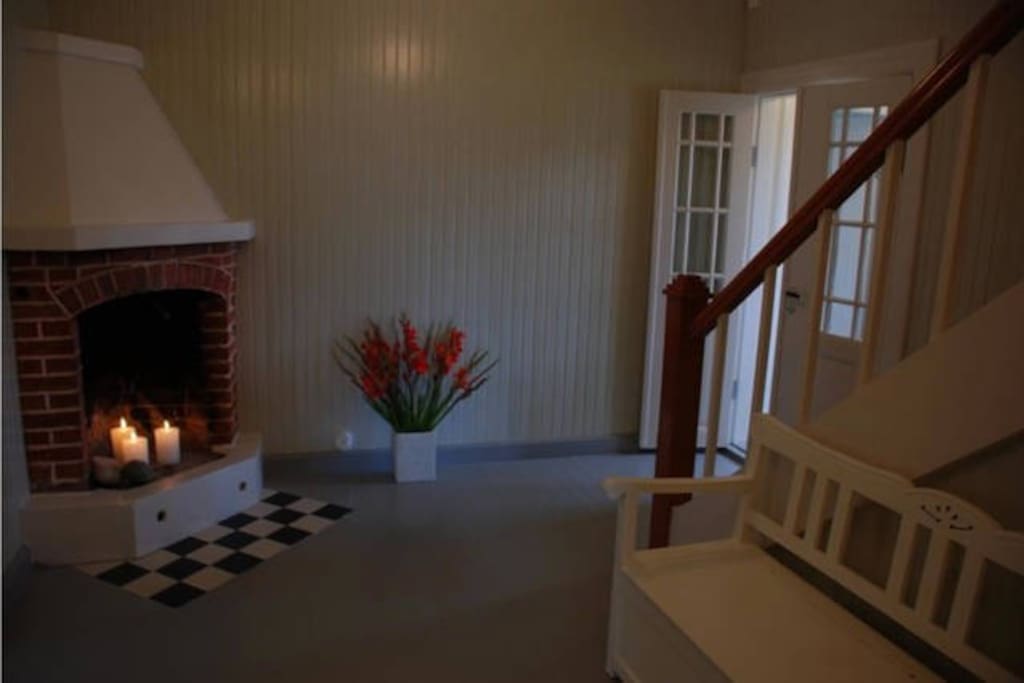 Cozy entrance, with fireplace