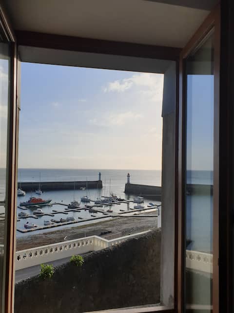 Apartment overlooking the front port of Palais
