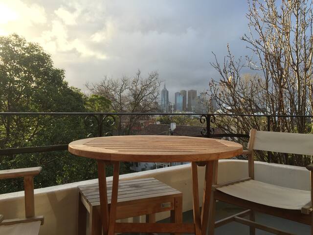 Botanical Gardens/Sporting Precinct Deco luxury gallery image 2