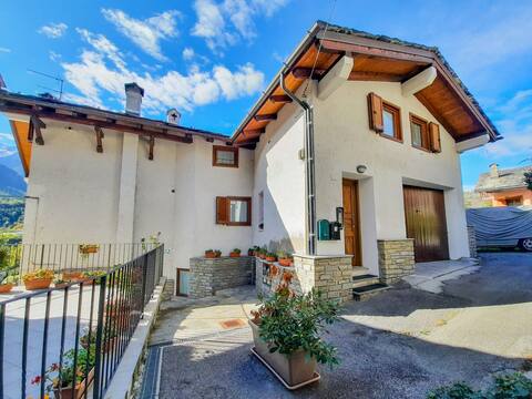 Maison de la Gare-Ampi spaces and exceptional views