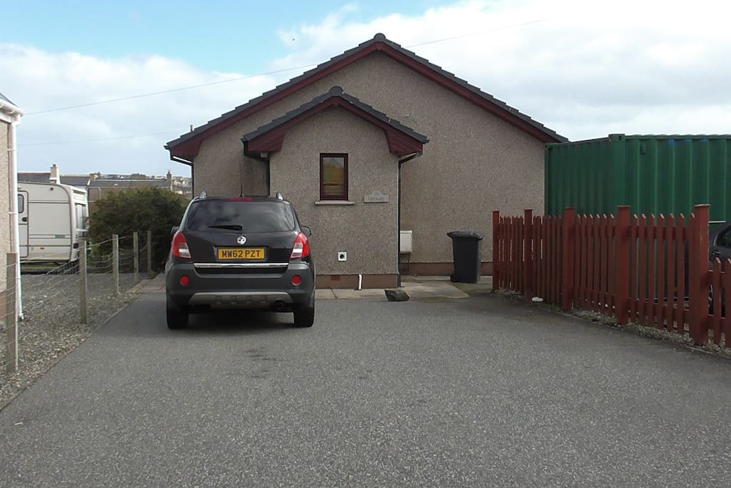 Large driveway at entrance, plenty room for a few cars
