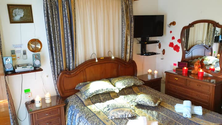 Zwembad en uitzicht op zee vanuit de slaapkamer beneden (kingsize bed)