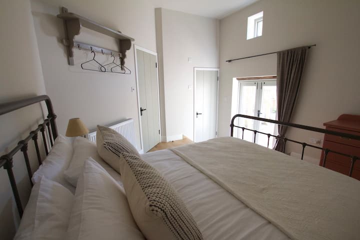 İkinəfərlik yataq otağı (5 çarpayı), yeni otel keyfiyyətli yataq dəsti və döşəklər