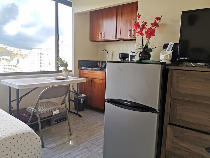 Waikiki Remodeled High Floor Studio W/ Canal View - Waimānalo, HI