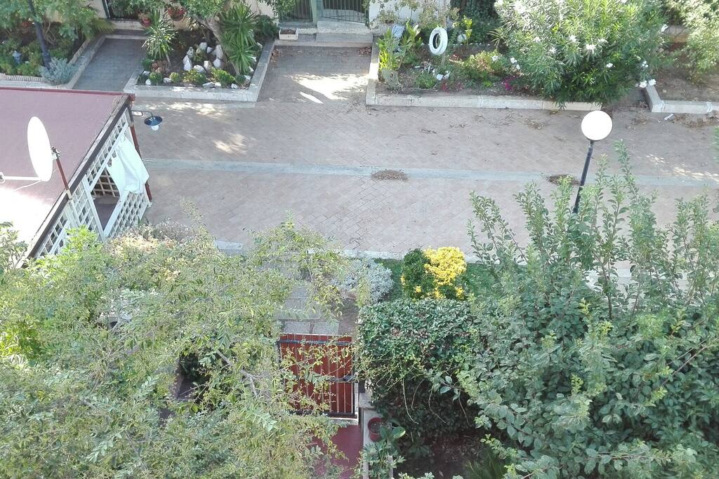 Vista dalla terrazza sull'ingresso della casa e sul viale pedonale.