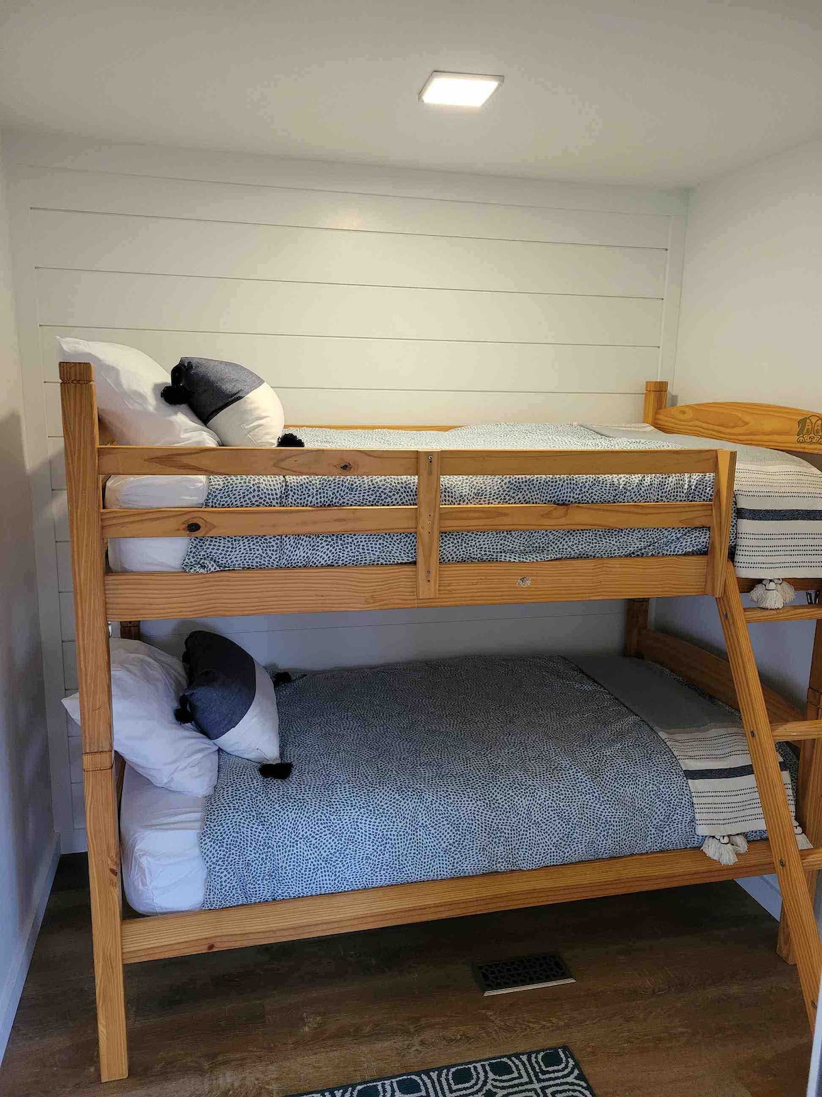 Tercer dormitorio en la cabaña para que los niños tengan un espacio propio. 