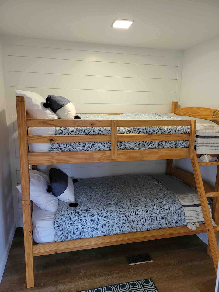 乡村小屋中的第三间卧室，供孩子们拥有自己的空间。 