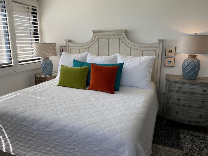 Dormitorio principal con cama tamaño king y ventilador de techo