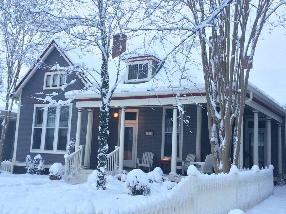 It doesn't snow often in Nashville, but when it does, our house sure does look right nice.