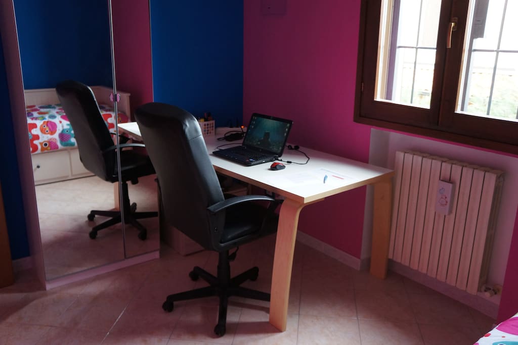 Ampia scrivania e comodo armadio a disposizione nella stanza privata.