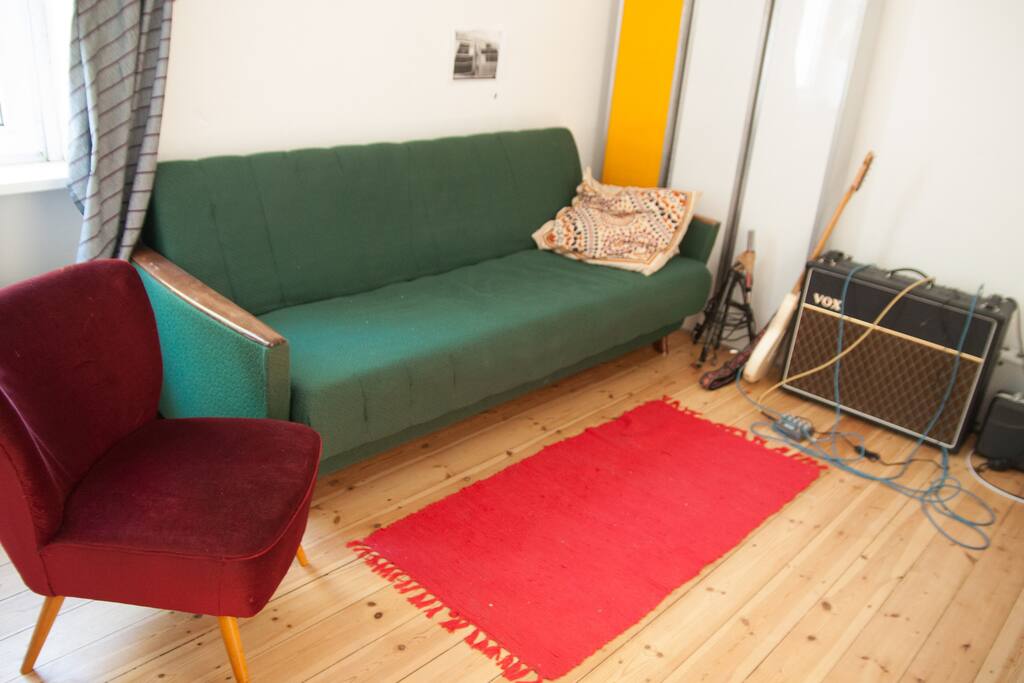 wohnzimmer mit schlafcouch