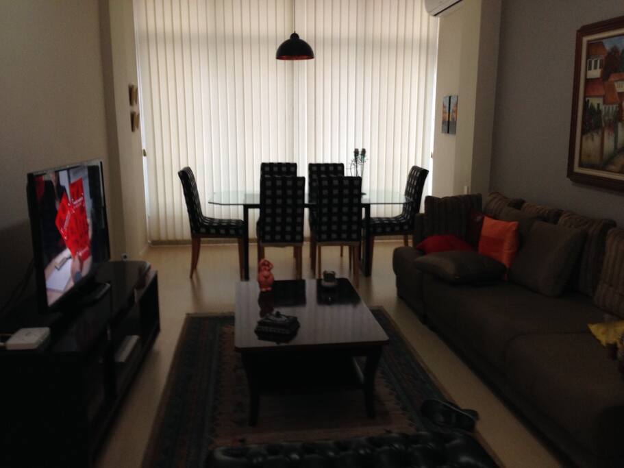 SALA DE TV COM AR CONDICIONADO E TV A CABO