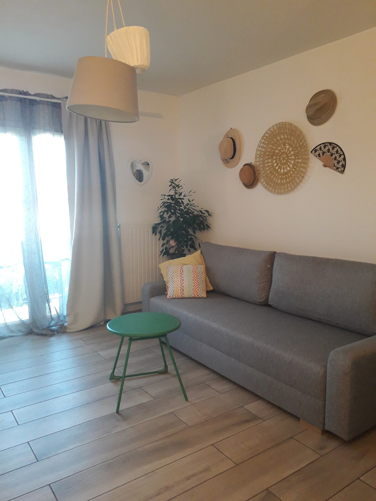 საძინებელი მისაღები ოთახი ნამდვილი მატრასებით ლამაზი კომფორტული ღამეებისთვის 