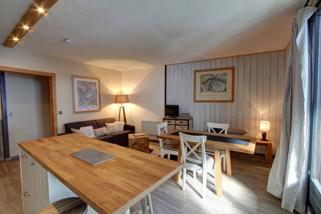 Both, a breakfast bar and dining room table are available