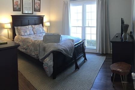 Clean,cozy,charming place to stay. 5mins to Hoover