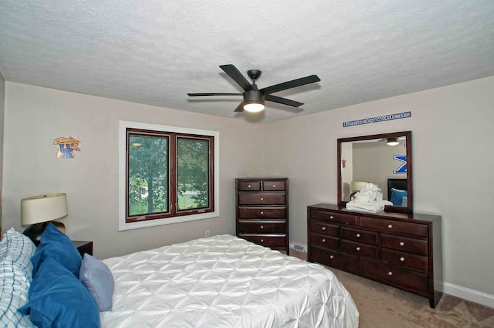 Bedroom 2- Queen