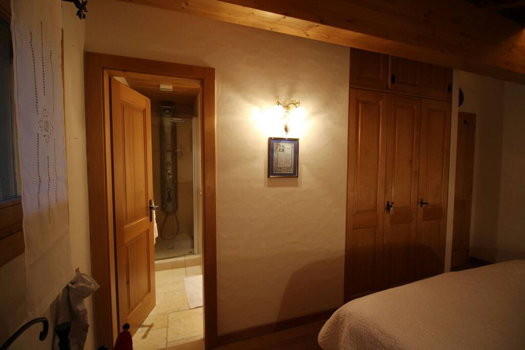 chambre avec accès à la salle de bain
