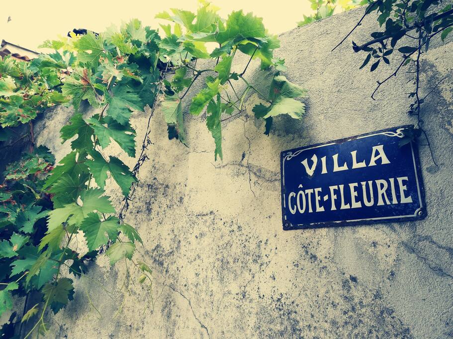 Plaque d'origine de la maison. La villa côte fleurie !