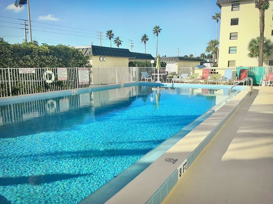 Beautiful pool open to 10 pm....