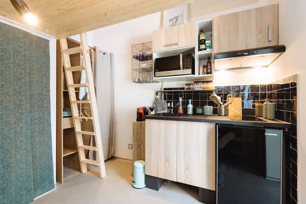 Petit mais costaud ;)
Nous avons pensé notre mini-studio dans les moindres détails pour optimiser le faible espace dont nous disposions.