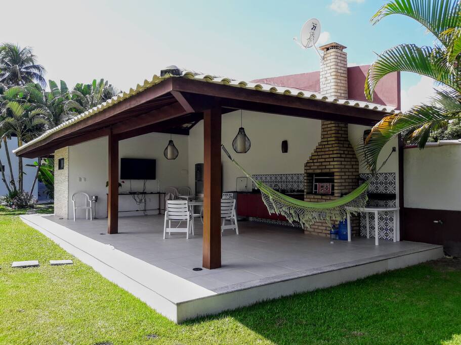Que tal fazer seu próprio churrasco? Curtir um som próximo a piscina. Esse é seu refúgio de paz e tranquilidade.