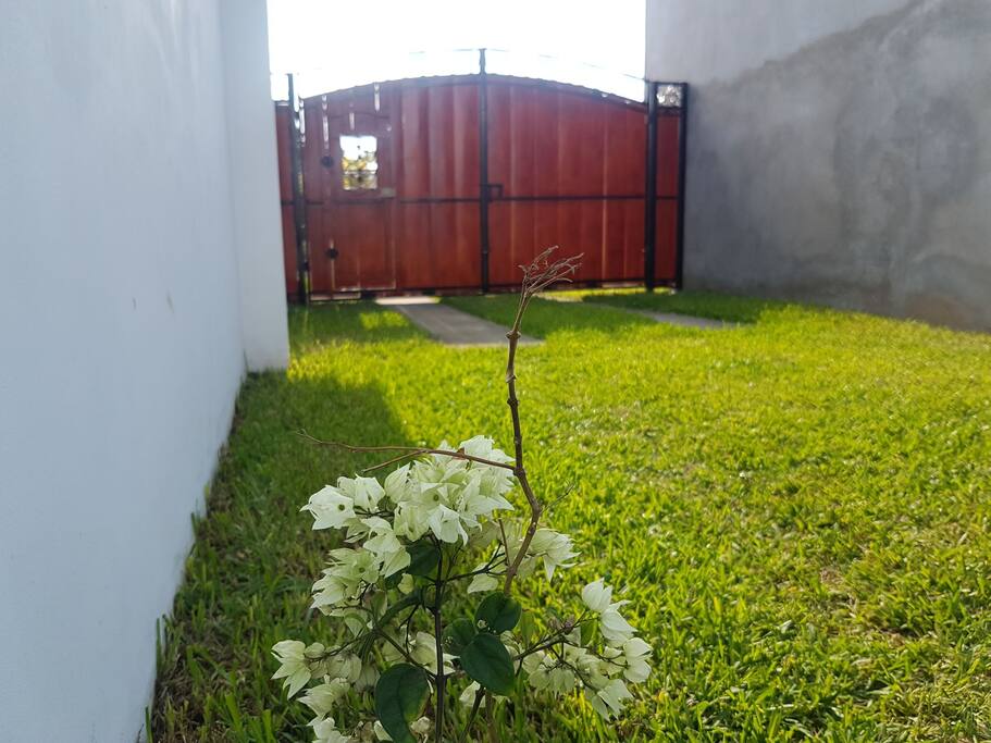 garage amplio para varios vehiculos con porton de seguridad