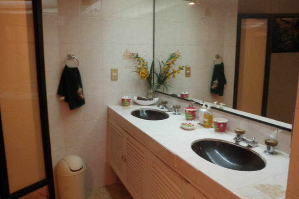 baño con 2 lavamanos