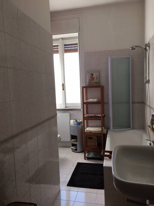 Bagno con vasca, doccia, bidet