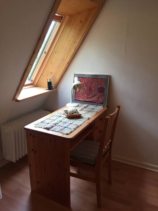 Arbeitsplatz unter dem Fenster