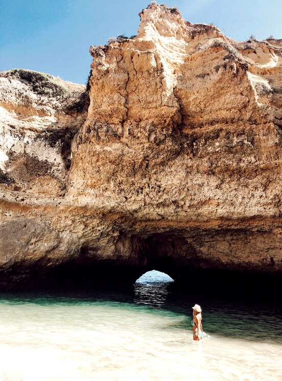 Show full-screen, host-provided image