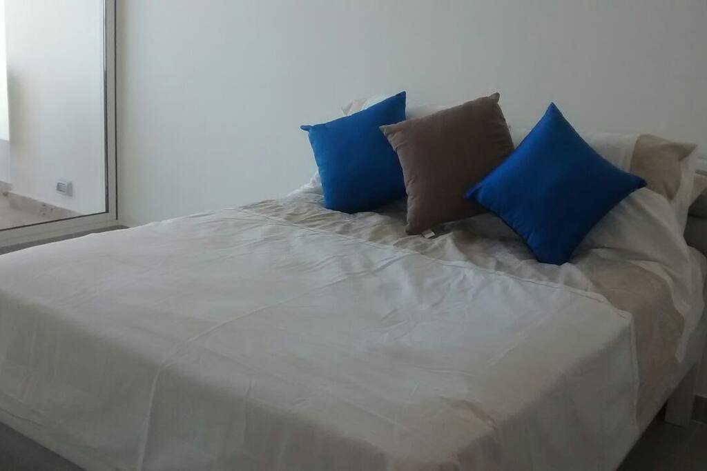 Cama queen con bella vista panoramica al mar y a la sierra/montañas