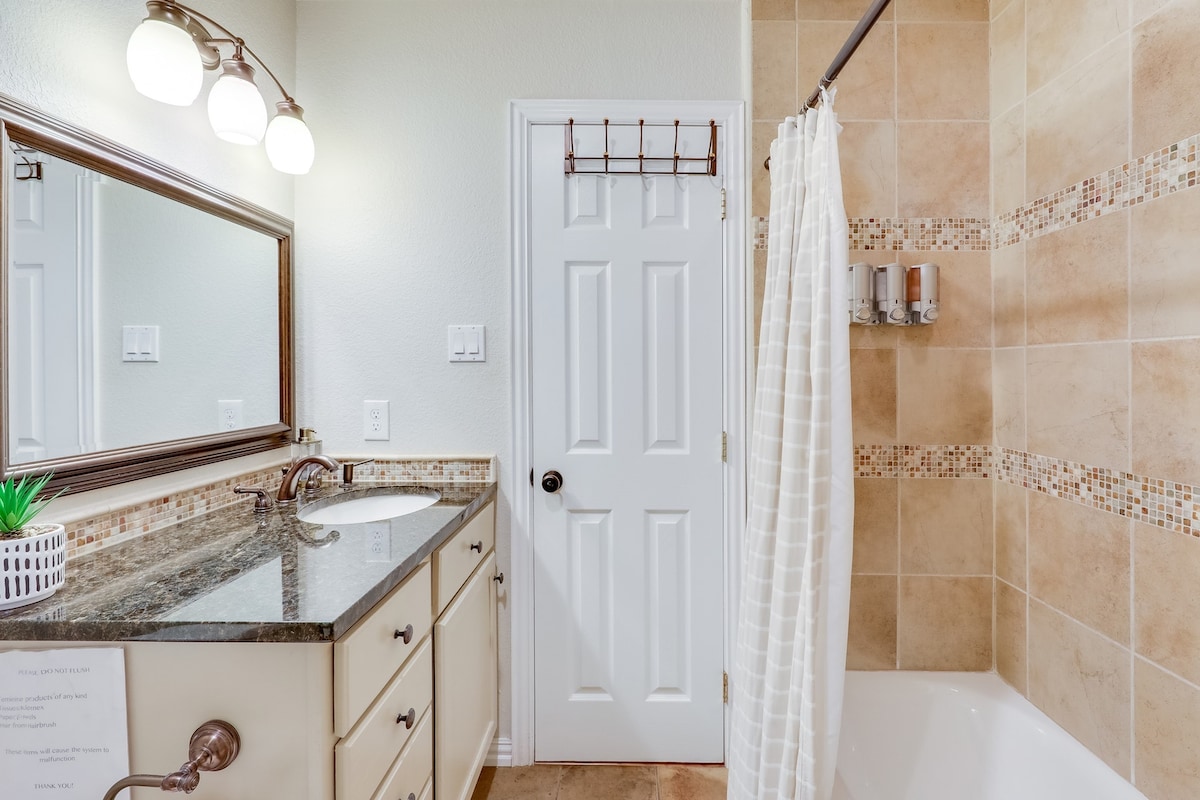 ★Cottage 4 - Great for Exploring SoCo-SLEEPS 4! ★