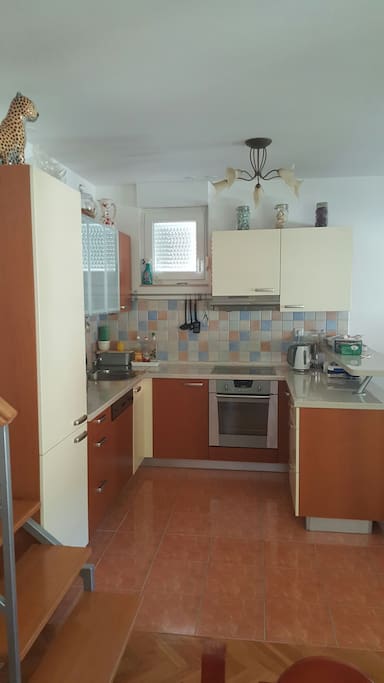 Untere Etage.
Küche mit allen Spülmaschine, Kühl-/Gefrier-Kombination, Herd und Backofen, Wasserkochet, Mikrowelle etc.