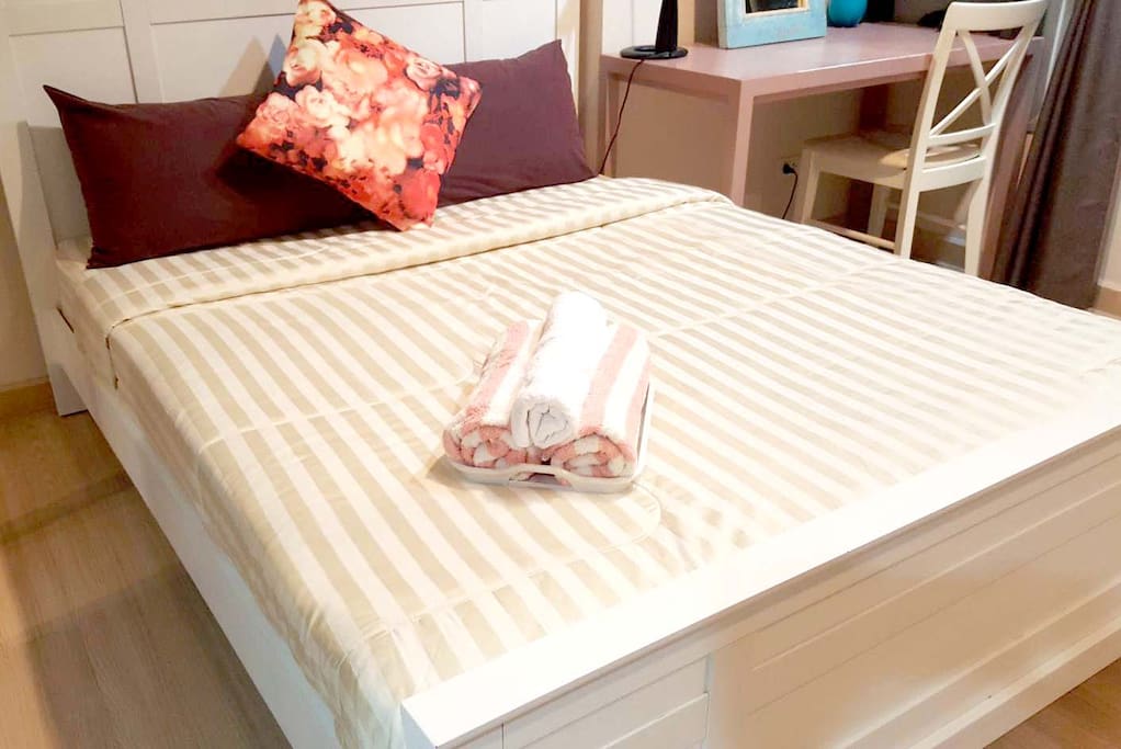 Queen size bed, Big enough for couple.