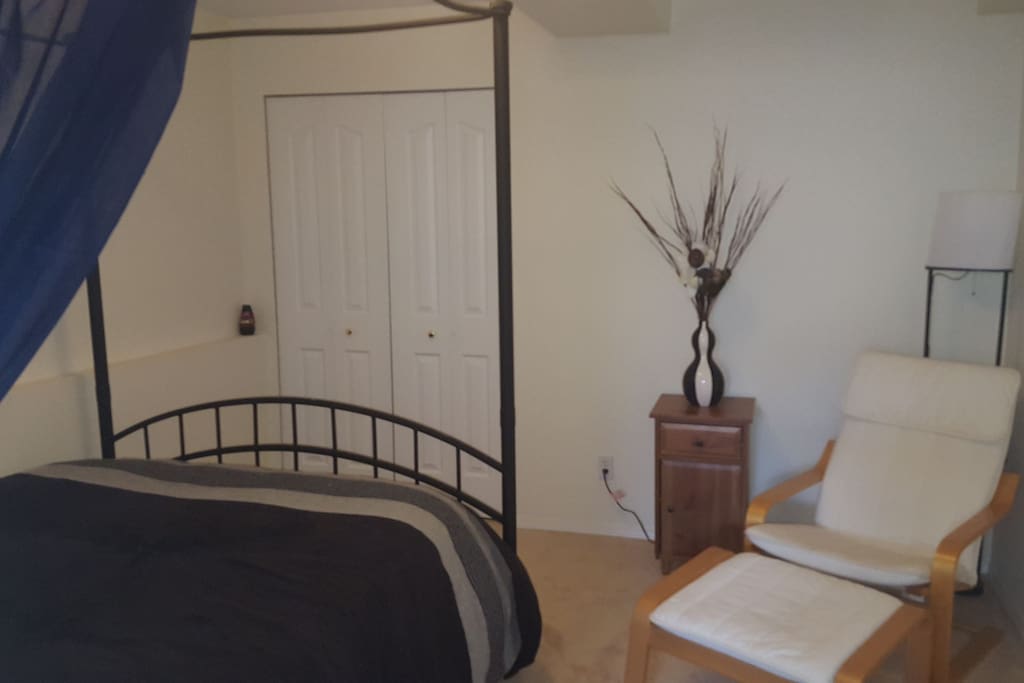 Sitting area, and closet for your use.