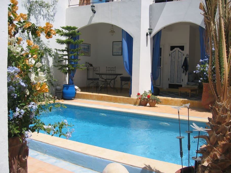 côté piscine avec salon