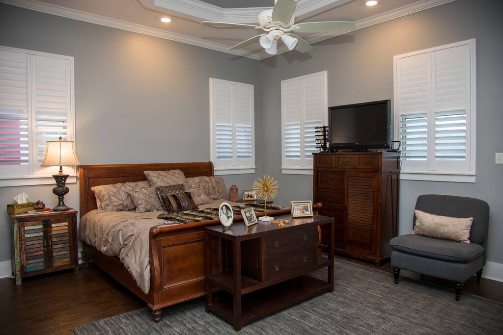 bedroom 3, king bed, walk in closet