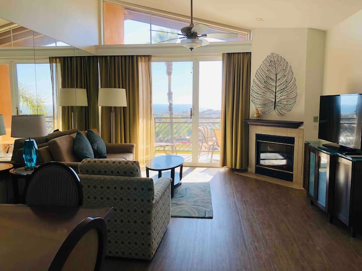 Vytiahnite gauč pre 2 osoby.  V tejto jednotke s 2 spálňami je tiež krb. 