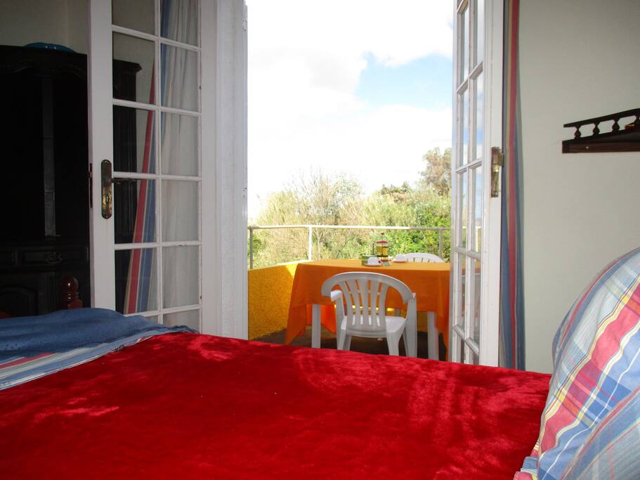 Quarto de cama com vista para o mar