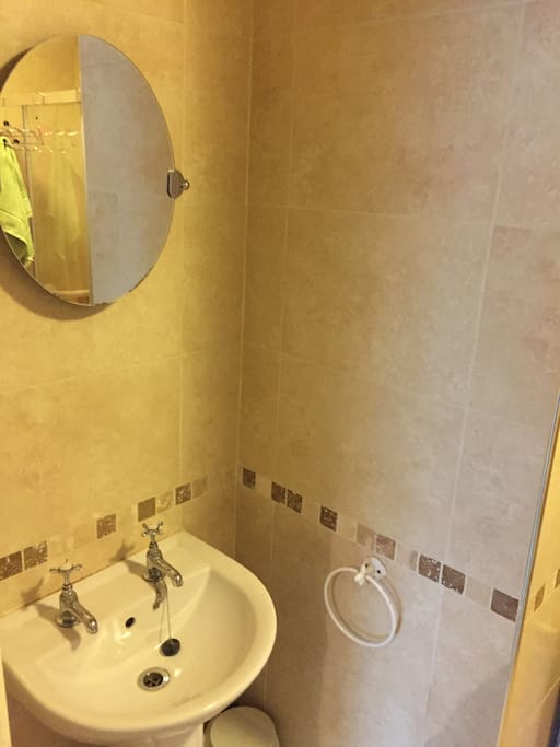 Single En Suite Bathroom