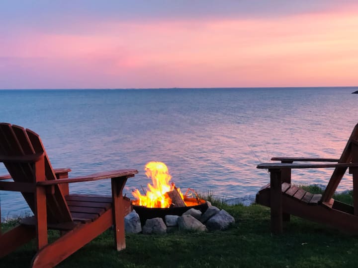 Beautiful Bluewater Waterfront Cottage Cottages for Rent in Selkirk