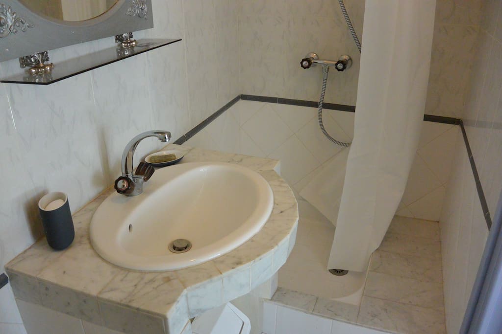 Salle de bain privative avec lavabo, Wc et douche