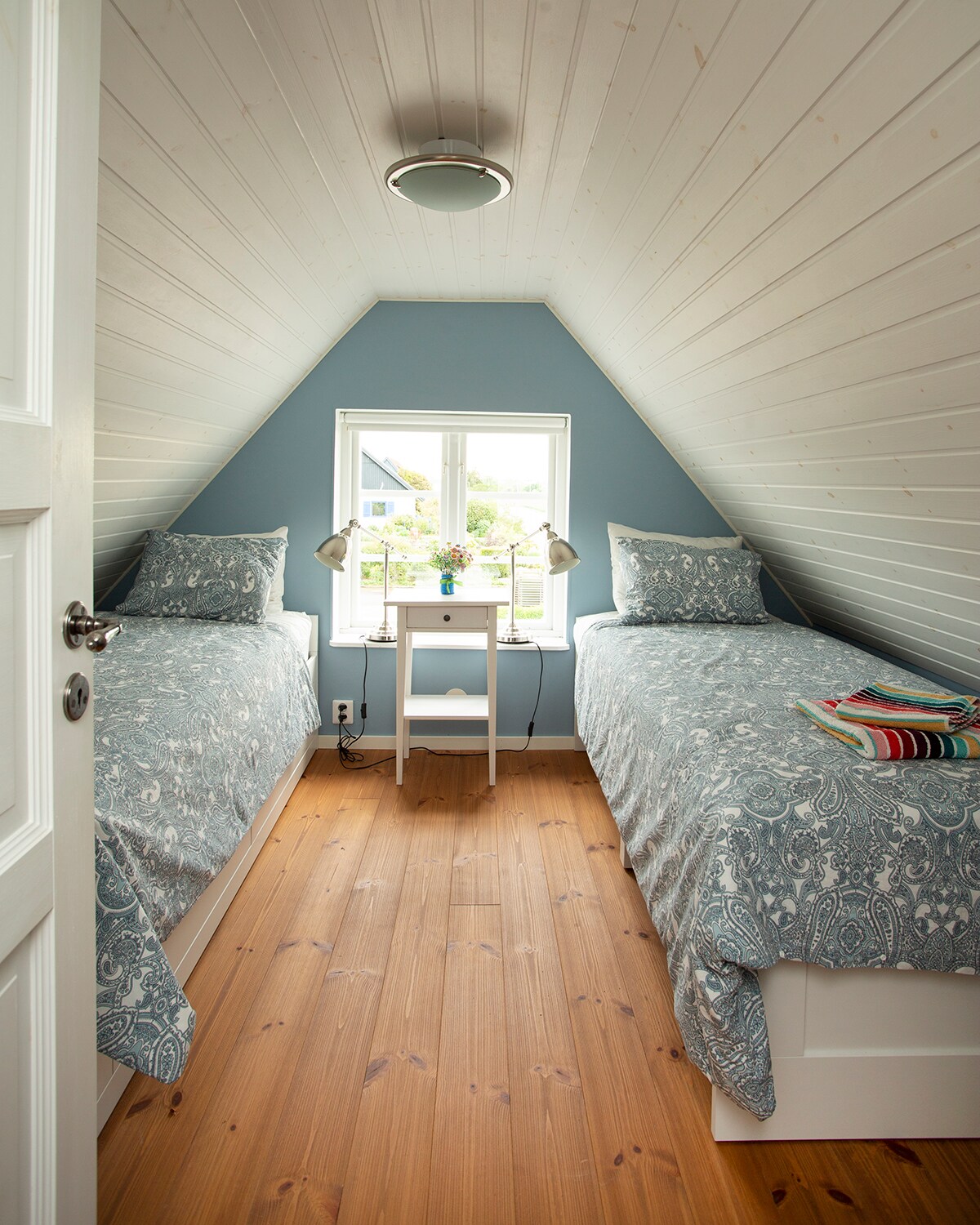 Svetlomodrá izba - dve oddelené postele s ďalšou rozkladacou posteľou pod ňou