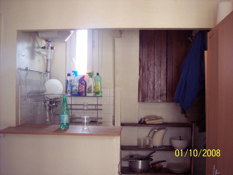 Le coin cuisine avec sa fenêtre