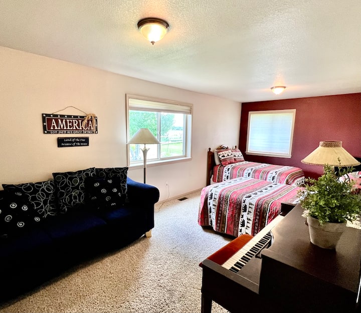 这间宽敞的1号卧室配有两张双人床和一张沙发，让您舒适入睡。 尝试在钢琴上制作音乐。 