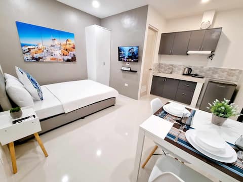 Cozy Santorini Inspired w/ Wi-Fi,Netflix & Parking