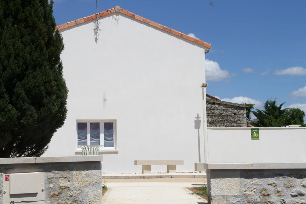 Façade côté jardin communal