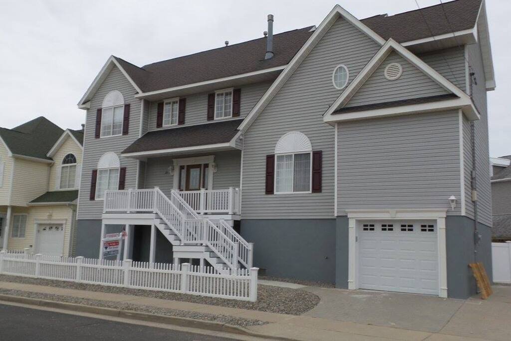 3 block to beach, 2 blocks from restaurants